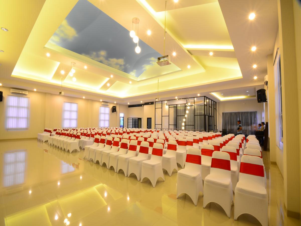 Queen City Hotel Banjarmasin Banjarmasin  Buitenkant foto